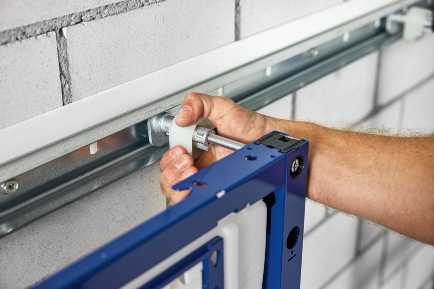 Geberit: Wandankerbefestigung über eine 45°-Drehung in der Duofix-Systemschiene.