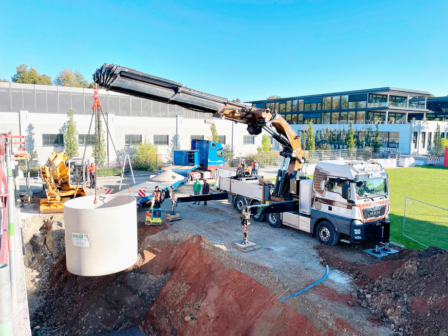 Bild 7 Versetzen der Regenspeicher vom Kran des Lieferfahrzeugs in die vorbereitete Baugrube. Die im Herstellerwerk komplett vorgefertigten Betonbehälter werden auf eine Bettung aus Feinkies oder Splitt gesetzt.