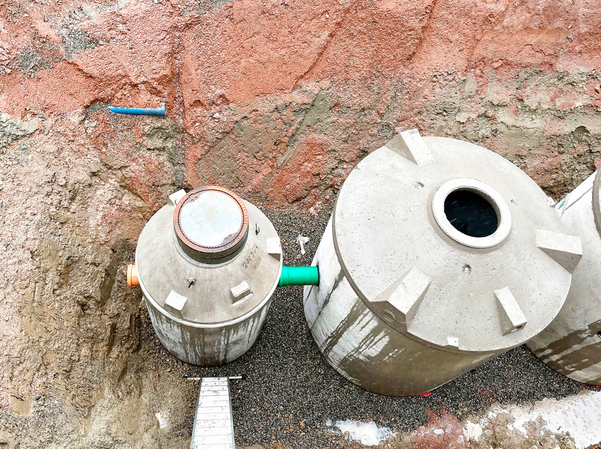 Bild 8 Den fünf untereinander verbundenen Betonbehältern wurde ein Filterschacht vorgeschaltet.