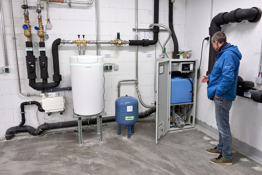 Bild 6 Zentrale der Wasserverteilung für die WC-Spülung im Untergeschoss der Carderie. Rechts die Regenzentrale, ein Schaltschrank mit Vorlagebehälter (blau), darunter zwei Kreiselpumpen. Zusätzlich integriert ist die DIN-gerechte Trinkwasser-Nachspeisung mit „Freiem Auslauf“ in den Vorlagebehälter.