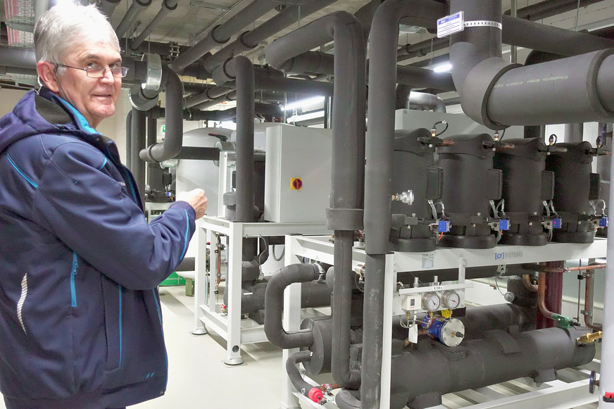 Bild 5 Die Wärmepumpen-Anlage im Untergeschoss der Carderie. Die Wärmequellen sind Erdwärmesonden unter dem Gebäude. Im Sommer kann die Anlage zum Kühlen des Gebäudes über die Fußbodenheizung genutzt werden.