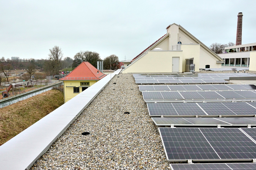 Bild 4 Photovoltaik auf dem Dach der Carderie. Bilanziell liefert sie mehr Strom als im Gebäude für Bürogeräte, Beleuchtung, Heizung und Kühlung über Wärmepumpen sowie die Lüftungstechnik benötigt wird.