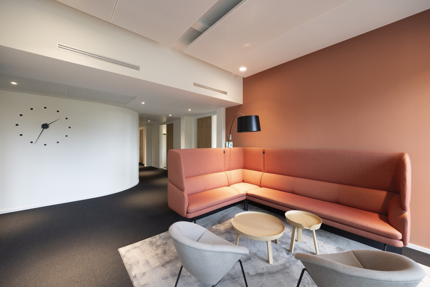 Bild 3 Ohne Belüftung würde in Räumen, in denen sich viele Menschen zeitgleich aufhalten, die CO2-Konzentration binnen kürzester Zeit auf ein kritisches Niveau steigen. Würde man hingegen die Lüftung immer für diesen Fall betreiben, wäre der Energieverbrauch unnötig hoch.