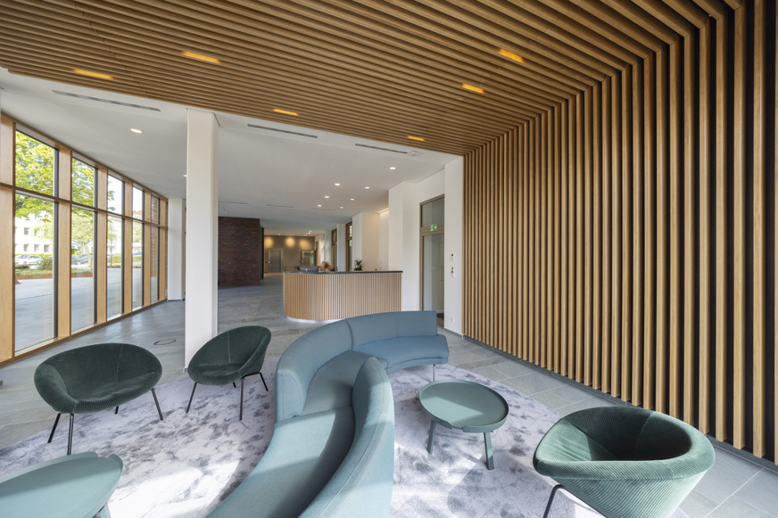 Bild 2 Arbeiten und pausieren bei hoher Luftqualität. Blick in das neue Bürogebäude der Schiffszimmerer-Genossenschaft.