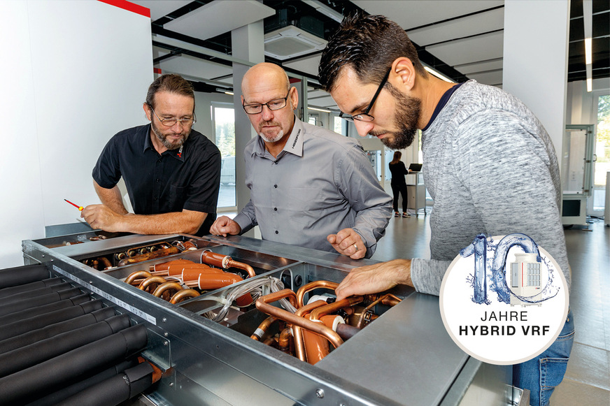Vertieftes Wissen im Jubiläumsjahr: Praxisnahe und gezielte Schulungen bereiten die Teilnehmenden umfassend auf den Einsatz des Hybrid VRF-Systems vor.