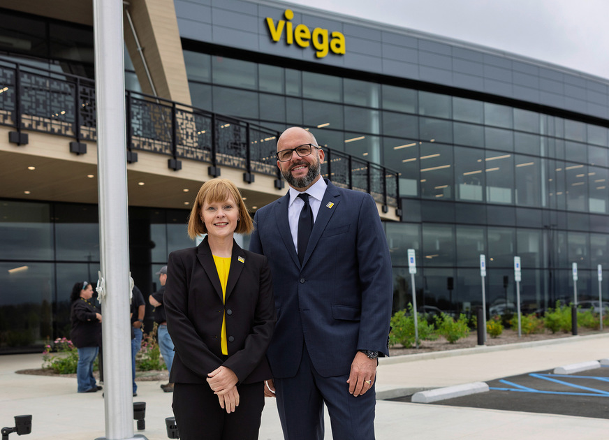 Mit einer zweiten US-Fertigung rückt Viega näher an die Kunden im Osten der USA und in Kanada. Im Bild: Markus Brettschneider, CEO der Viega Group, und Marki Huston, CEO von Viega North America.