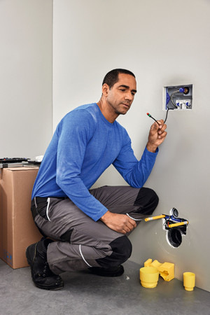 Eine Leuchtdiode im Stecker signalisiert Betriebsbereitschaft: Am WC-Platz kann der Sanitärprofi etliche Komponenten mit 12-Volt-Anschluss hinter der Wand einbauen, um den Badkomfort für den Kunden zu steigern.