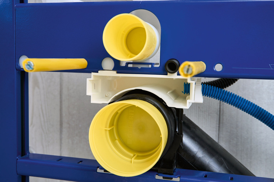 Zwischen Spülwassereinlaufrohr und WC-Ablaufstutzen: Für die Power & Connect Box ist eine Rohbaubox (weiß) Voraussetzung für anschließbare Leerrohre und die spätere Elektro-Installation.