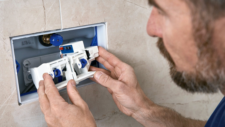 Auch oft nachträglich einbaubar: Ein Elektroheber am UP-Spülkasten für den 12-Volt-Anschluss ermöglicht eine berührungslose Spülauslösung oder eine programmierbare Hygienespülung.