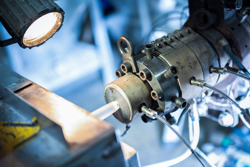In der Rohrfertigung wird mithilfe eines Extruders Kunststoffgranulat aufgeschmolzen. Am Austritt des Extruders wird durch ein formgebendes Werkzeug die Schmelze in Rohrform gebracht. In einer Kalibriereinrichtung wird das Rohr auf die finale Geometrie gebracht, im Anschluss wird das Rohr gekühlt und auf die gewünschten Längen konfektioniert.