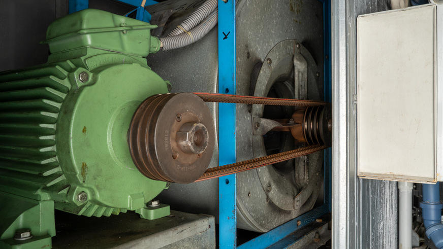 Leider noch häufig Realität: Wartungsintensive Riemenantriebe für Ventilatoren, die viel Energie verbrauchen und ein Risiko für die Betriebssicherheit darstellen.