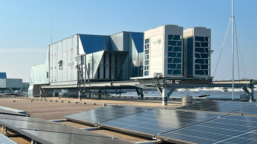Bild 1 Synergie auf dem Dach: RLT-Geräte mit integrierten VRF-Systemen und Photovoltaik-Anlagen zur Energiebereitstellung.