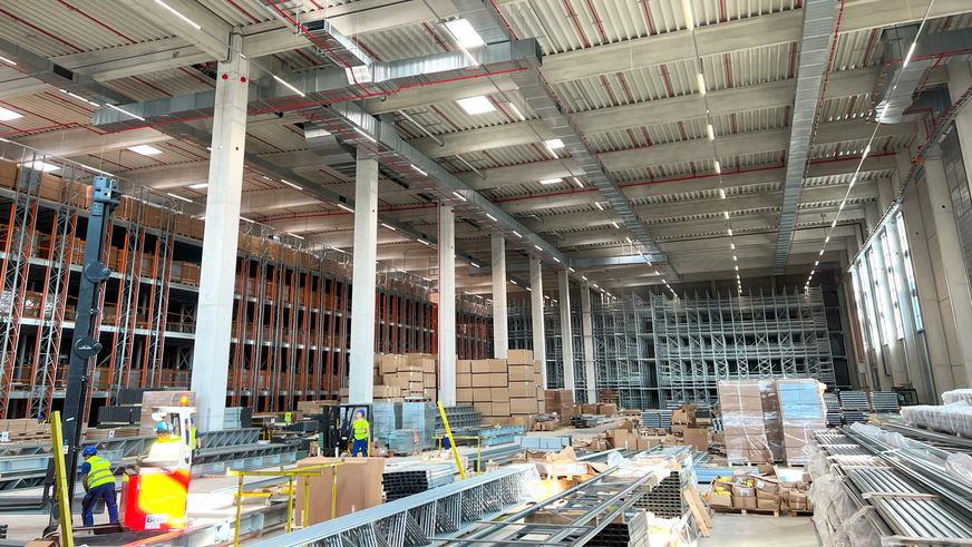 Bild 4 Luftkanäle mit Auslässen in einer Lagerhalle des Gebäudekomplexes.