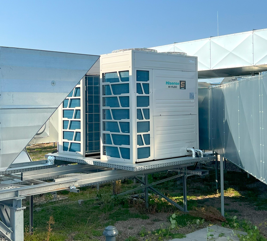 Bild 3 Die VRF-Außengeräte wurden im Abluftstrom der Lüftungsanlage platziert, um den Wirkungsgrad zu steigern und die Abtauzyklen zu reduzieren.