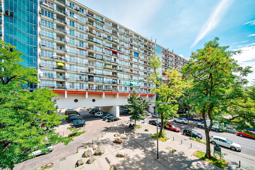 Bild 3 Die denkmalgeschützte Wohnanlage Pallasseum aus den 1970er-Jahren weist einen überdurchschnittlich hohen Wärmeverbrauch auf. Sie wurde über eine 140 m lange Nahwärmetrasse an das Rechenzentrum angebunden.