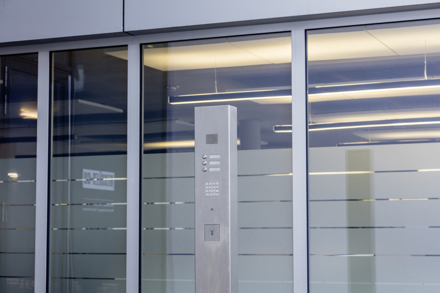 Bild 2 Zentral für die Rentabilität eines elektronischen Zutrittskontrollsystems ist die Balance zwischen Sicherheit, Flexibilität und Kosten.