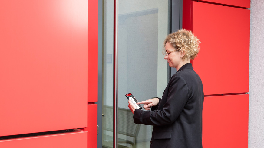 Bild 1 Der schnelle Zugang ohne Schlüssel, zum Beispiel mit Transponder, PIN-Code oder Smartphone, macht eine Zutrittskontrolle für die Nutzer und Betreiber attraktiv.