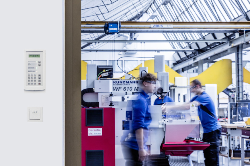 Bild 6 Der Antriebshersteller Kessler + Co setzt in puncto Werkssicherheit auf ein Komplettpaket von Telenot aus Zutritt und Alarm.