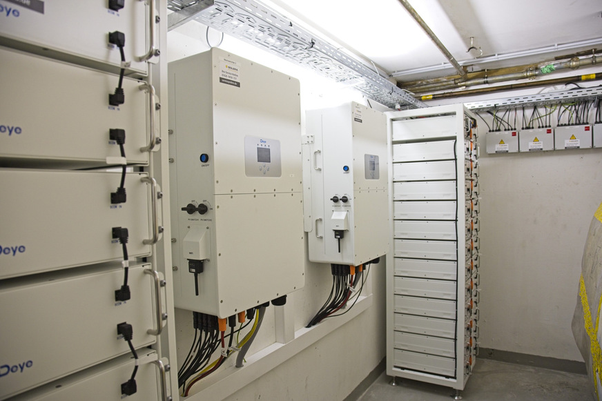 Bild 3 Um den PV-Strom auch abends und nachts nutzen zu können, wurde ein Batteriesystem installiert.