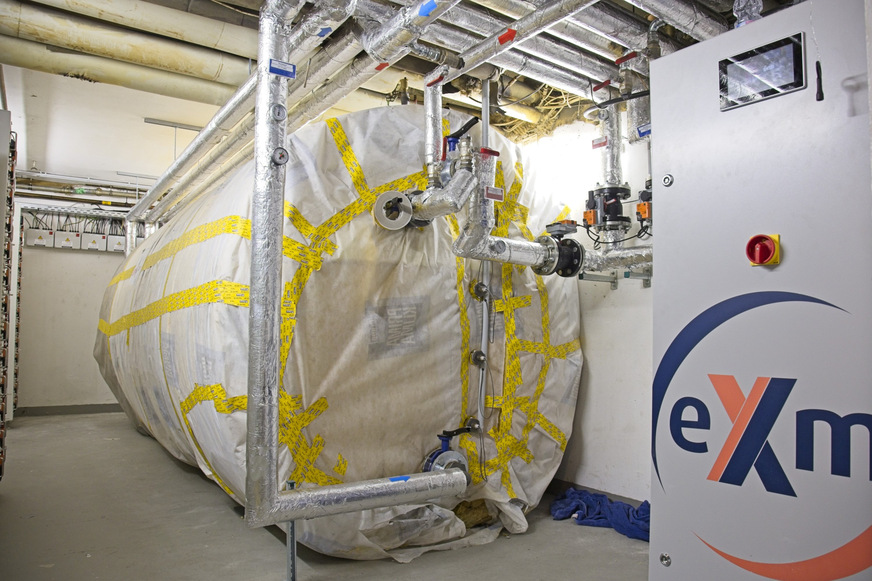 Bild 2 Die eXergiemaschine nimmt Solarwärme aus diesem Speicher und hebt die Temperatur auf ein geeignetes Niveau für die Trinkwassererwärmung und Hochtemperaturheizkreise.