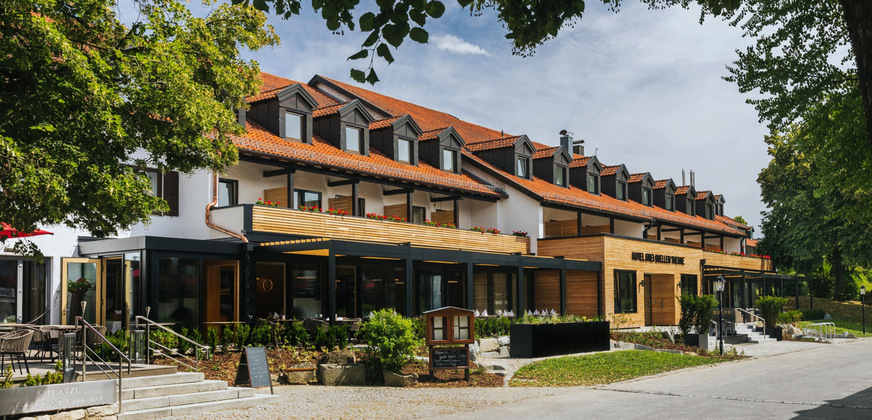 Bild 1 Das Hotel Drei Quellen Therme hat in den letzten Jahren viel investiert: Augenfällig ist der moderne Anbau, verborgen hingegen die neuen Energieanlagen in den Technikräumen.