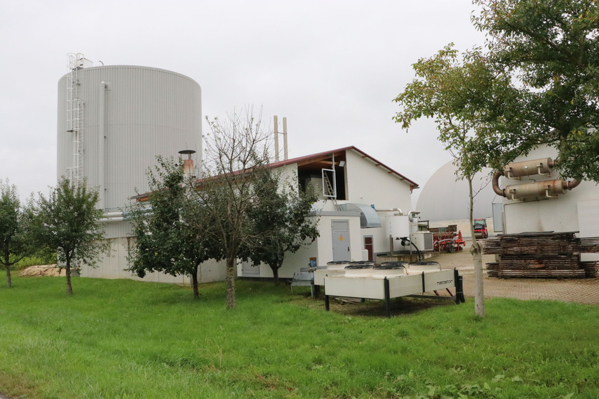 GSW Finningen hat für die Erstbefüllung des 2000-m³-Warmwasser-Pufferspeichers (li.) ihrer mit Biogas betriebenen Nahwärmeanlage eine Umkehrosmoseanlage von Grünbeck ausgeliehen. Ein Teilstromfilter varioliQ mit integrierter Dosiereinheit ist zudem fest installiert.