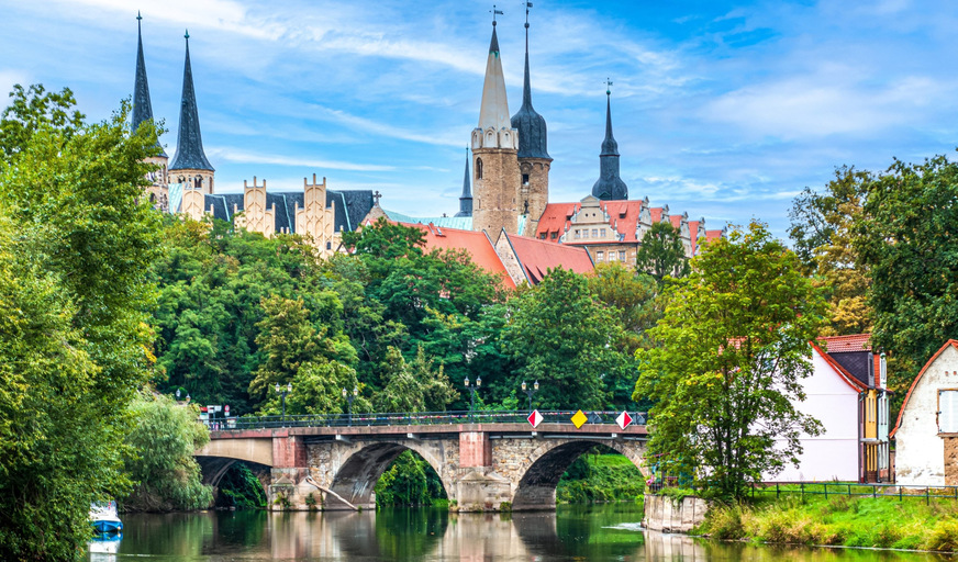 Bild 1 Viele Städte und Ortschaften befinden sich aus zahlreichen Gründen an Fließgewässern. Über Wärmepumpen können diese künftig auch Wärmeenergie liefern.