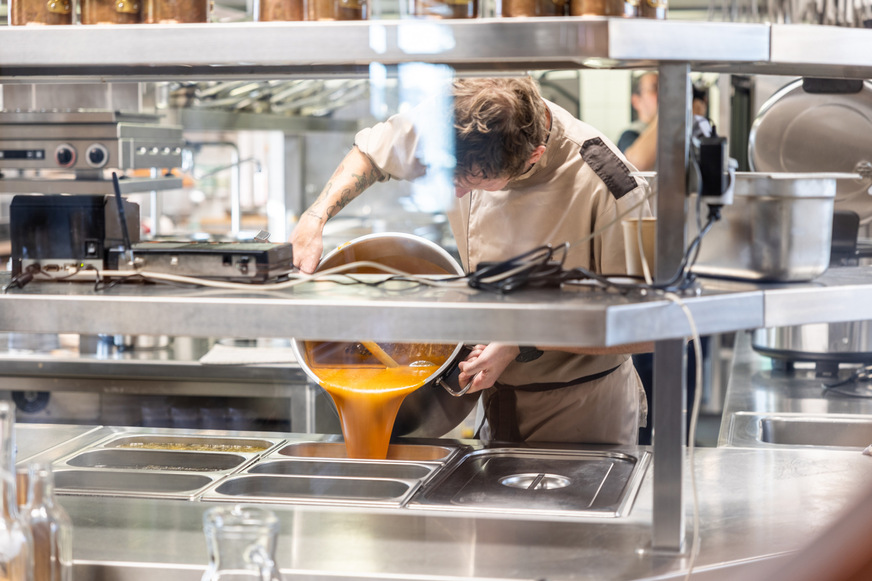 Der Schutz vor Verunreinigung und Kontamination und damit die Abwehr von Gesundheitsrisiken basiert in Großküchen, vereinfacht, auf 2 Säulen: den Arbeitsprozessen einerseits – Stichwort gute Hygienepraxis (GHP) – sowie den räumlichen und technischen Bedingungen andererseits.