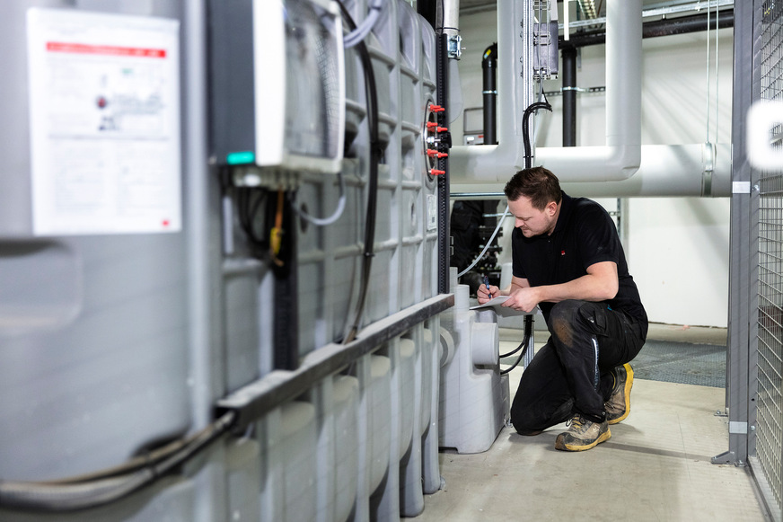 DIN EN 1825 und DIN 4040-100 empfehlen, Fettabscheider in Intervallen von maximal vier Wochen zu entleeren, zu reinigen und wieder zu befüllen, sofern sie korrekt ausgelegt und betrieben werden.