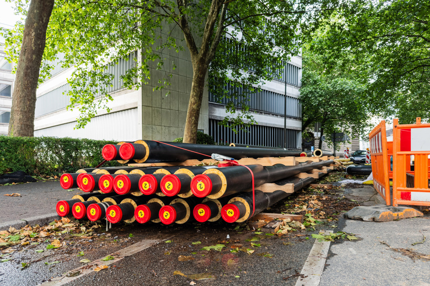 Fernwärme-Rohre an einer Baustelle in Wuppertal.