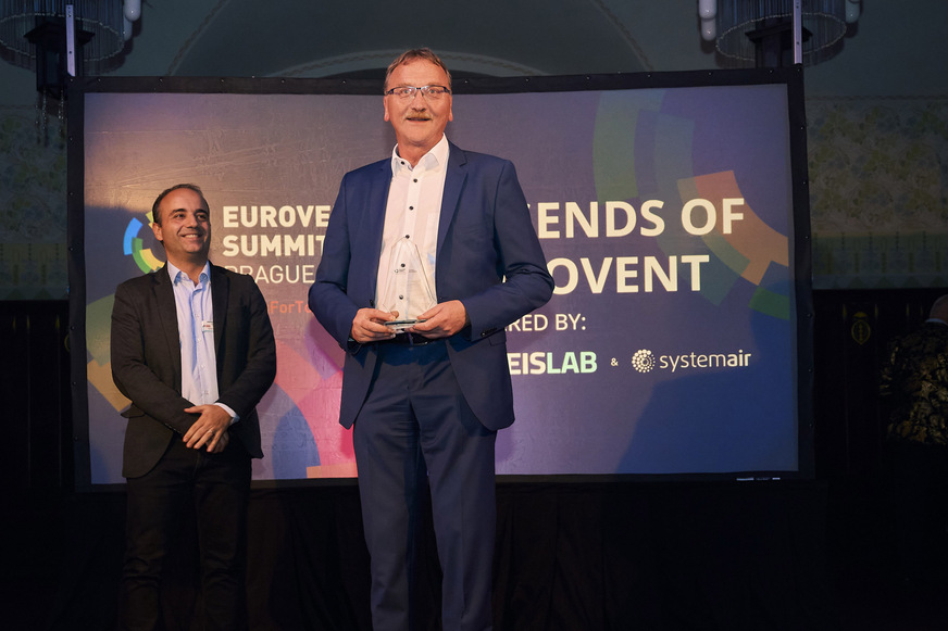 Jürgen Albig (rechts) bringt seine jahrzehntelange Erfahrung in der Ventilatorenindustrie auf internationaler Ebene ein. Für seinen Einsatz wurde er 2021 bereits mit der goldenen Ehrennadel von Ziehl-Abegg ausgezeichnet. Jetzt erhielt er den Titel „Certification Champion Ventilation“ beim Eurovent Summit 2025 in Prag.