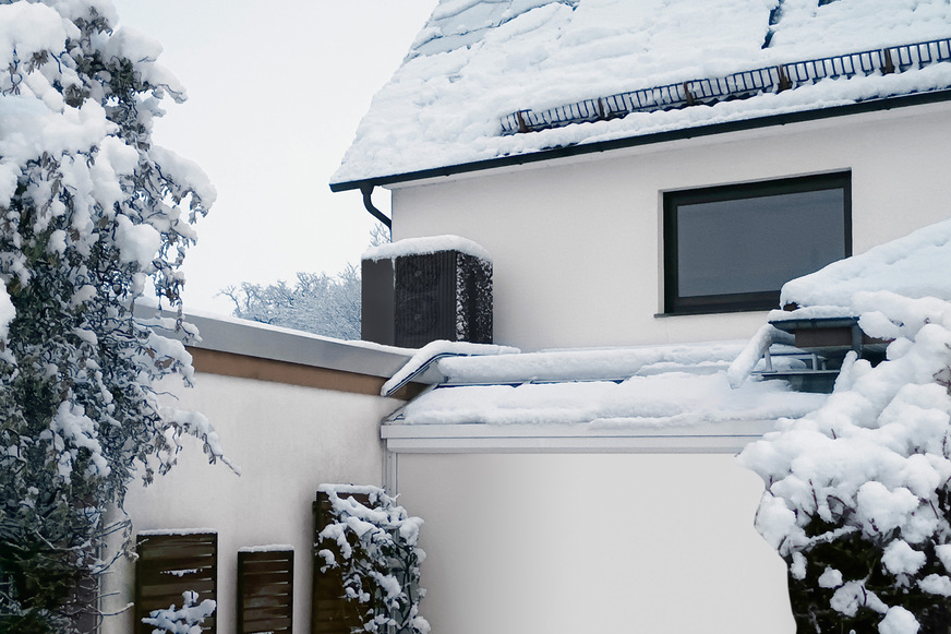 Die WPL-A 13.2 Plus wurde bei diesem Feldtest auf dem Garagendach montiert – und muss ihre Leistungsfähigkeit natürlich auch und gerade bei Schnee und Eis unter Beweis stellen.
