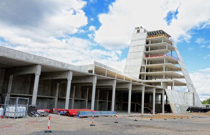 Bild 4 Markant ist der 50 m hohe Turm des Dynamikzentrums, …