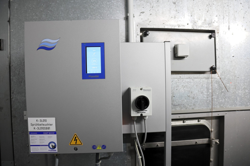 Bild 5 Am Display der Befeuchtersteuerung kann Wisag-Objektleiter Robert Rimer auch erkennen, ob bald eine Wartung ansteht. Anhand der Auslastung errechnet die Steuerung, wie viele Stunden bis zum nächsten Service verbleiben.