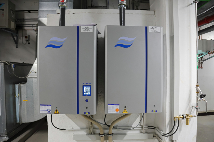 Bild 7 Da die Konferenz- und Besprechungsräume bedarfsgerecht von einer kleineren Lüftungsanlage versorgt werden, kommt dort eine eigene Befeuchtungslösung zum Einsatz: ein elektrischer Dampf-Luftbefeuchter des Typs Condair RS und ein Dampfverteilsystem Condair Optisorp.