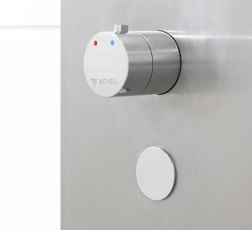 Bild 6 Die in der Sporthalle verbauten Vorwand-Waschtisch-Armaturen Vitus sowie die Duschpaneele Linus Inox DP-C-T punkten mit der von Schell entwickelten, wasserdichten CVD-Touch-Elektronik (IPx5) mit Batteriezustandsanzeige. Das drucksensitive Betätigungselement ermöglicht zudem die Programmierung sowie die Einstellung individueller Laufzeiten und Programmstufen. Auch die Betätigungskraft „leicht / mittel / schwer“ kann eingestellt werden. Die Start-Stopp-Funktion sorgt für eine hohe Wasser- und Energieeffizienz.