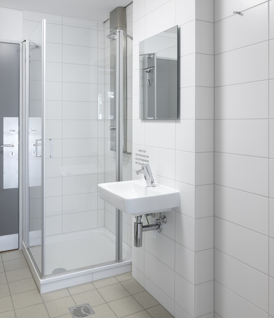 Bild 3 Elektronische Waschtisch-Armatur Puris E HD-M und Duschpaneel Linus Inox DP-C-T in den Sanitärräumen der Sporthalle Freudenstadt.