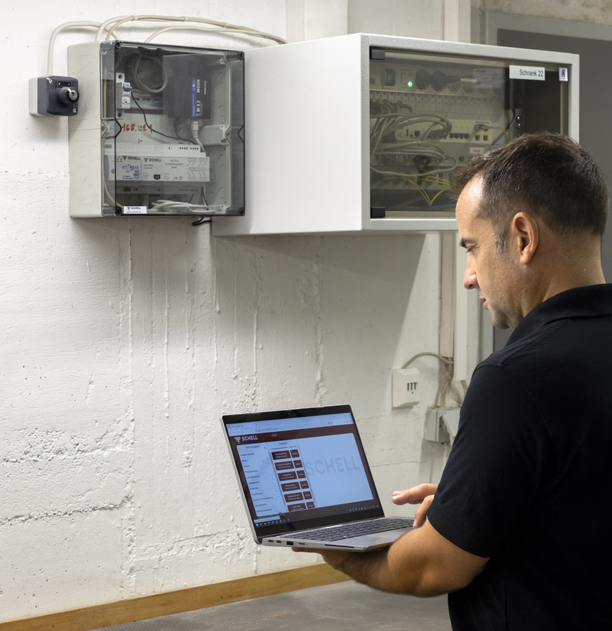 Bild 2 Alle elektronischen Armaturen der Sporthalle Freudenstadt wurden im Rahmen der Sanierung per SWS Server vernetzt. Über das Wassermanagement-System können nun automatische Stagnationsspülungen zum Erhalt der Trinkwassergüte durchgeführt werden. Per Browser kann vor Ort jederzeit auf das System zugegriffen werden.