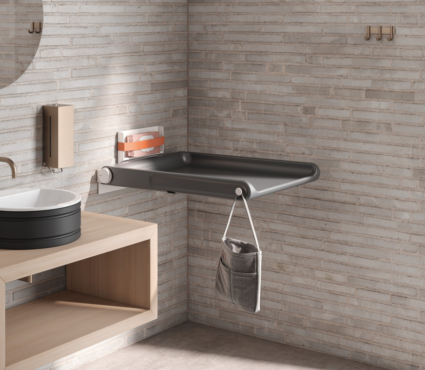 Hewi: Babywickeltisch.