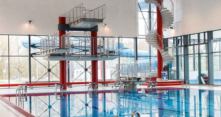 Der neue Sprungturm und stündliche Wellengang im Hallenbad der Pyrmonter Welle ziehen jährlich etwa 100.000 Besucher an.