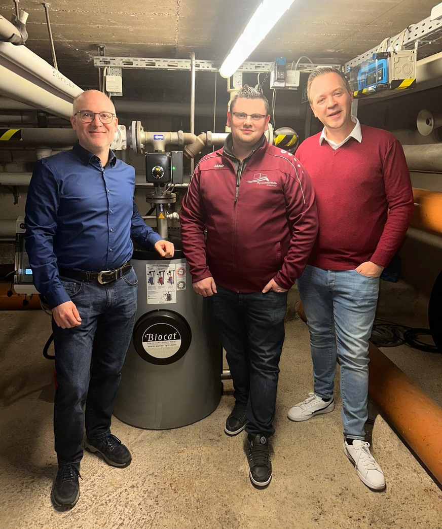 Von links: Simon Freter, Christian Rudic Vranic und Christoph Wieczorek (Watercryst) am Standort der Biocat KS 11000. 