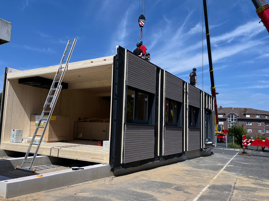 Die fertigen Module wurden mithilfe von Lastwagen und Kränen an ihren finalen Standort transportiert.