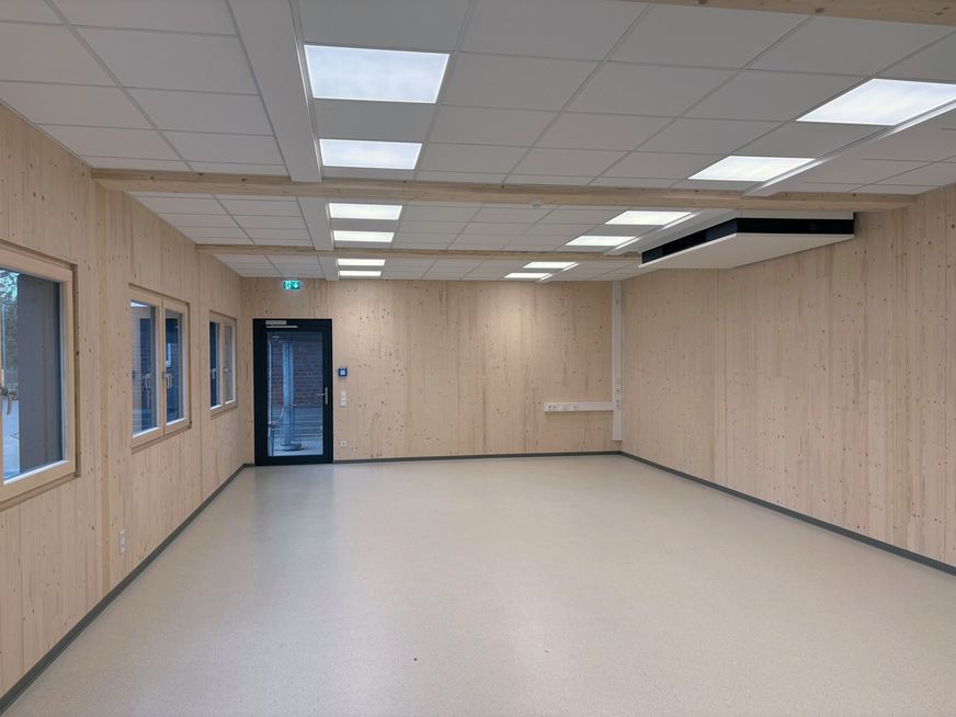 Ausreichend Platz für Schüler:innen und Lehrpersonal: die vier 70 m2 großen, freistehenden Klassenzimmer werden zukünftig von jeweils bis zu 33 Personen genutzt.