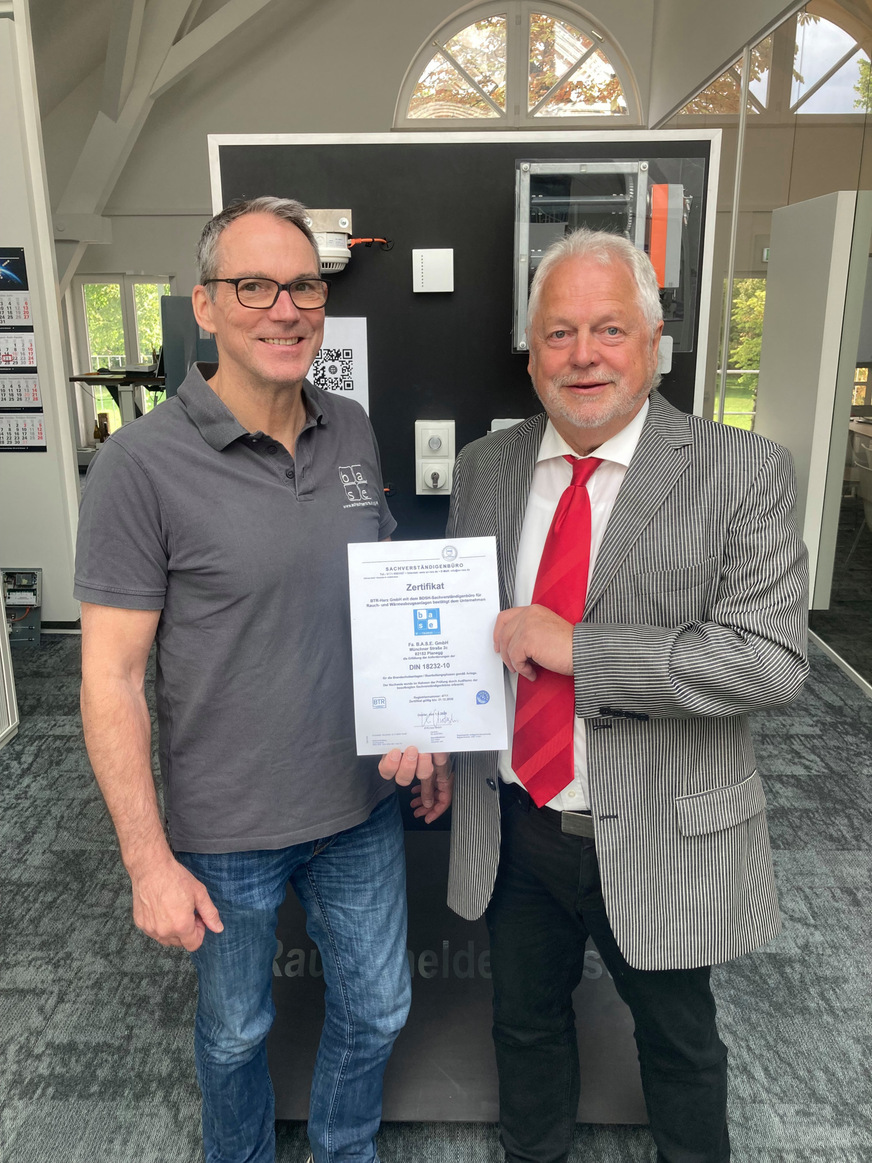 Zertifikatsübergabe DIN 18232-10 durch Kurt Seifert (rechts) an&nbsp;Kurt Sengmüller.