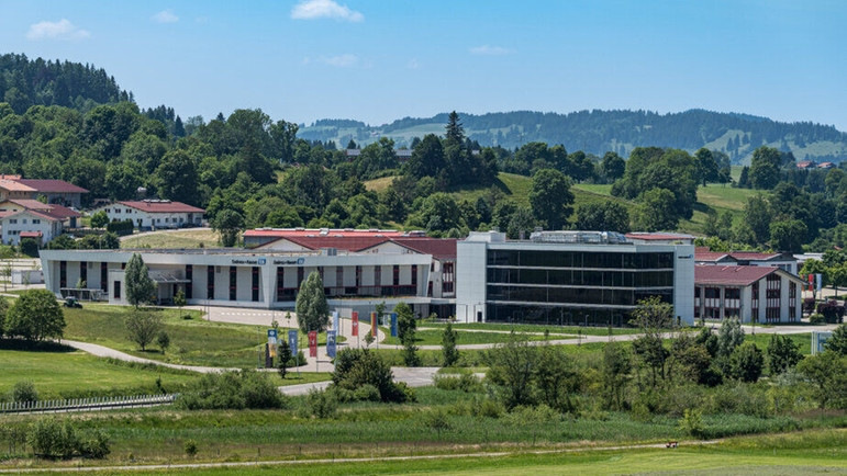 Der Neubau von Endress+Hauser Temperature+System Products in Nesselwang (vorne rechts im Bild) bietet eine Nutzfläche von 3500 m2.