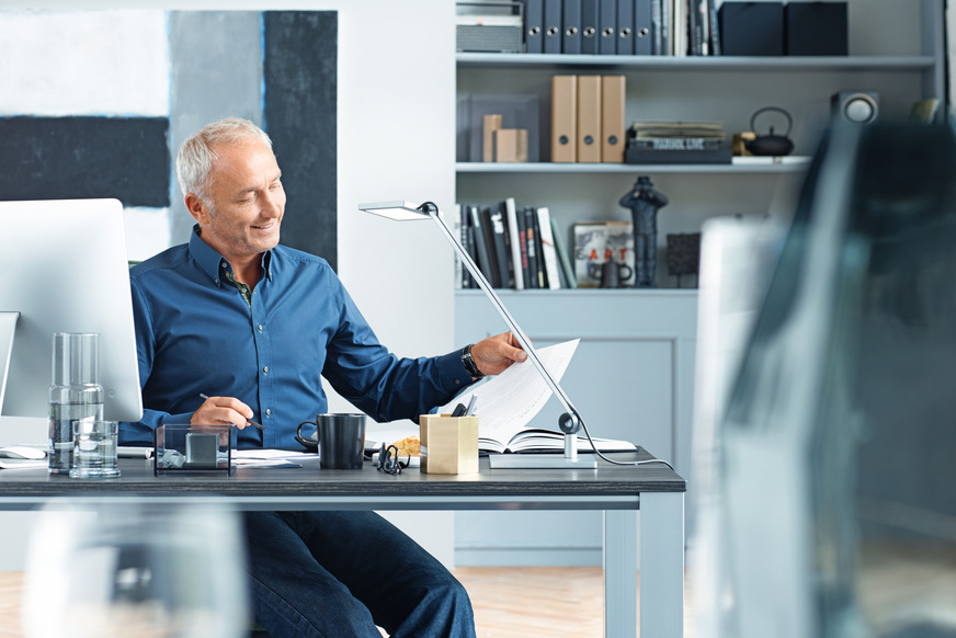 Zusätzliches Licht auf den Schreibtisch bringen flexibel verstellbare Tischleuchten, die gut entblendet sein müssen.