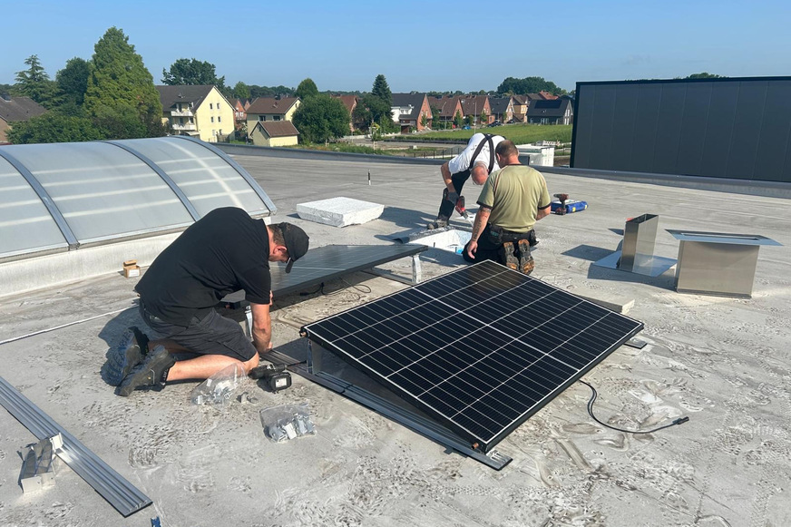 Der SHK-Betrieb Mussenbrock hat eine PVT-Anlage und Speicher von TWL mit einer Wärmepumpe und Kühldecken kombiniert.