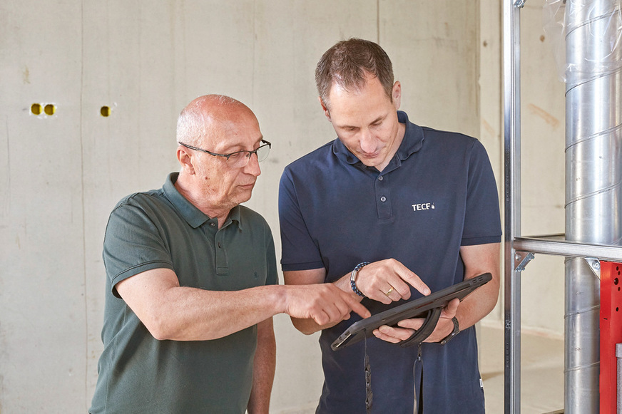 Dieter Hau, Projektleiter des ausführenden Handwerksbetriebs Paul Wirtz GmbH (links), im Gespräch mit Florian Nieveler, Projektvertrieb Anwendungstechnik von Tece.