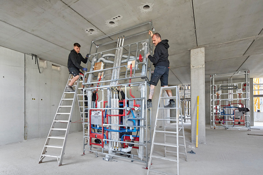 Bereits in der Planung wurden die möglichen Transportwege im Rohbau berücksichtigt und die Installationswände für dieses Projekt daher zweiteilig vorgefertigt.