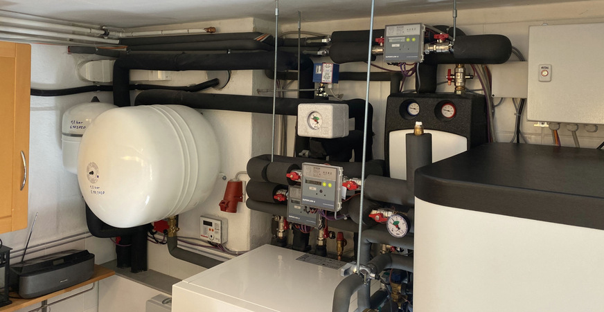 Wärmepumpenanlage und Speicher mit Wärmemengenzählern in der Hydraulik.